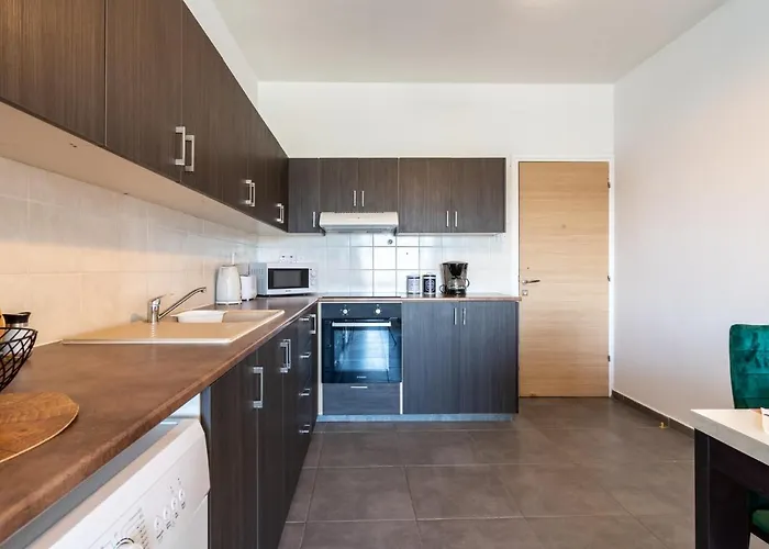 Emerald's 2-bedroom In * Λάρνακα