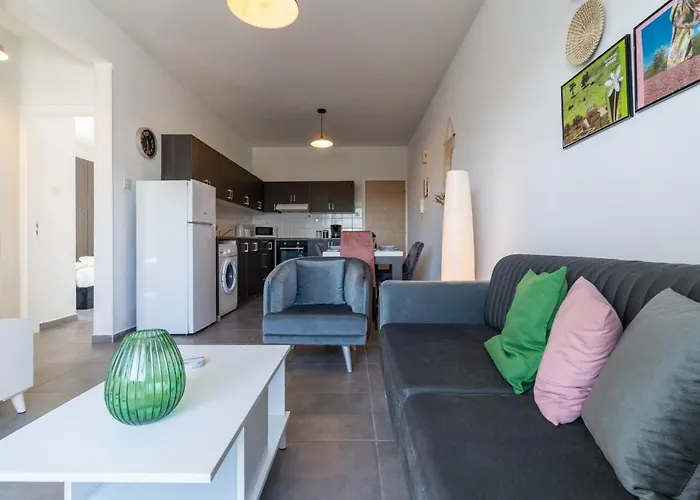 Emerald's 2-bedroom In *