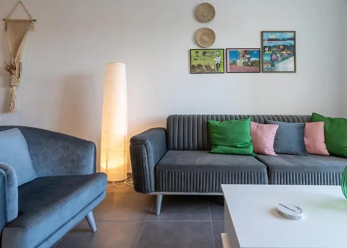 Emerald's 2-bedroom In *