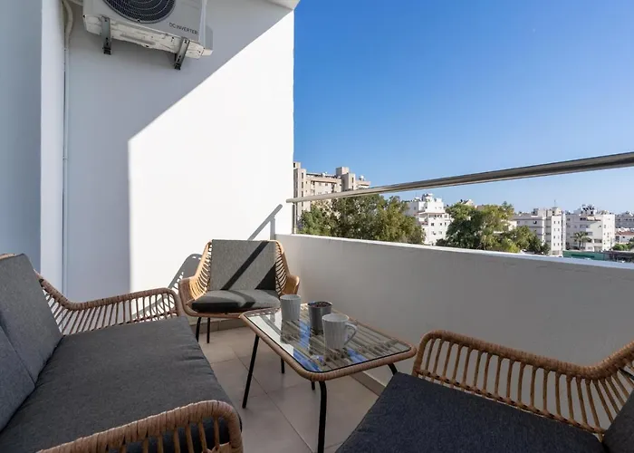 Emerald's 2-bedroom In Διαμέρισμα Λάρνακα