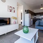 Emerald's 2-bedroom In * لارنكا