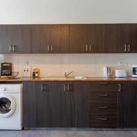 Emerald's 2-bedroom In شقة لارنكا