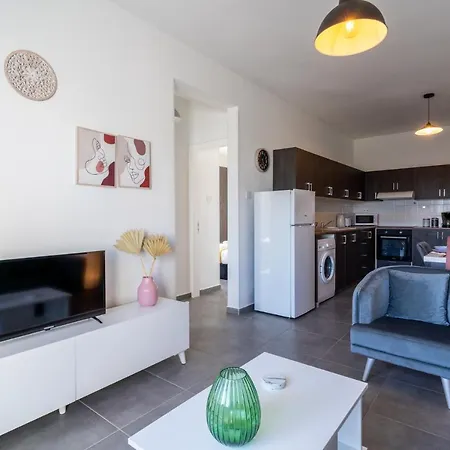 Emerald's 2-bedroom In Ларнака
