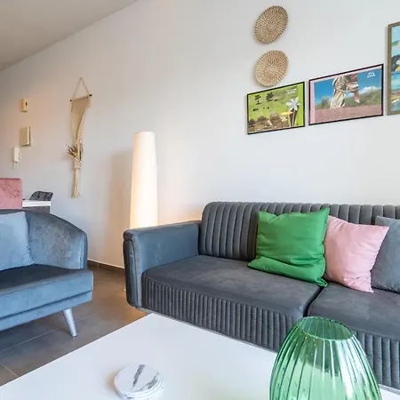 Emerald's 2-bedroom In Apartment