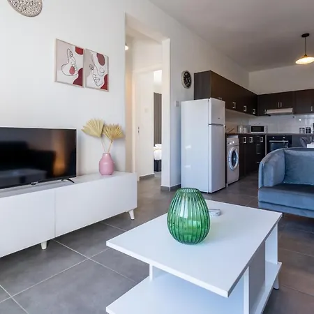 Emerald's 2-bedroom In * Ларнака