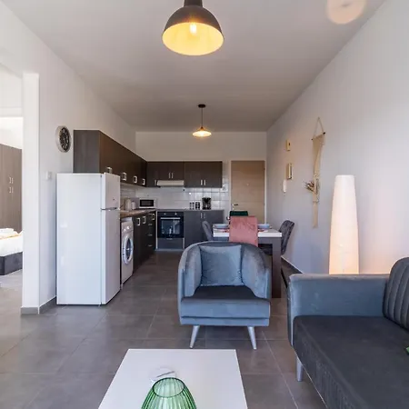 Emerald's 2-bedroom In Ларнака